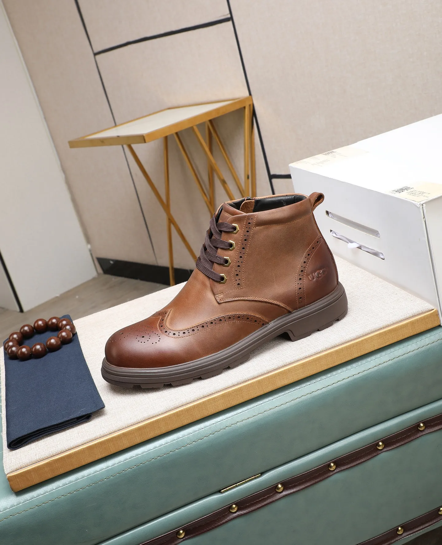 Men's shoes 💰640 (full genuine wool lining, 10% off for fake ones) Please pay attention to the quality of the original item and compare the thickness of the wool 🏮🏮 Popular UGG men's shoes from Australia's warm luxury brand, the official website is synchronized, Beckham men's style..., made of imported first-layer waxed cowhide, waxed toe cap, Australian real wool velvet lining Carefully sewn...Imported rubber Martin boots outsole (comfortable, soft, wear-resistant) The quality is really great...Exquisite workmanship, you won't be able to put it down at first sight, size 39-44 (customized in 45)